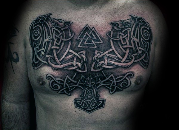 胸部凯尔特结与部落符号纹身图案