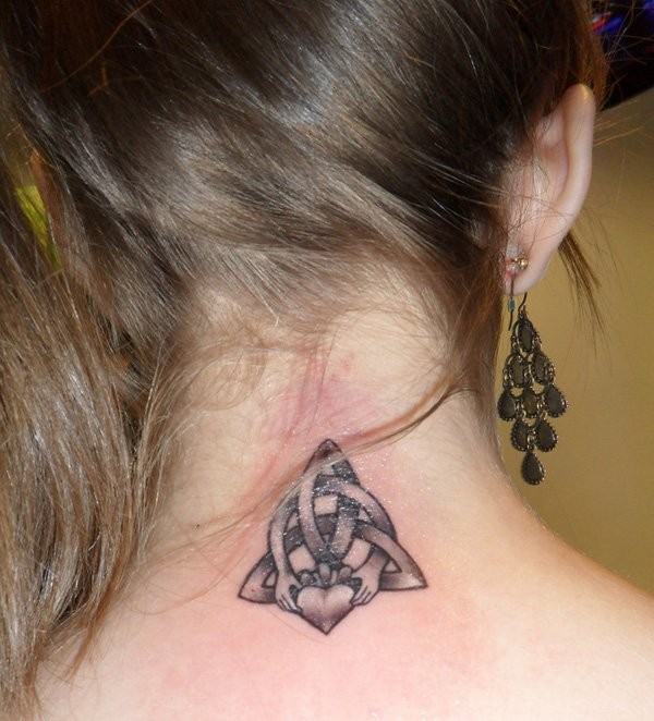 女孩颈部可爱的凯尔特符号纹身图案