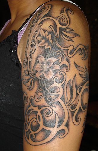 手臂黑色的藤蔓花朵纹身图案
