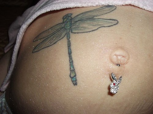 腹部蓝色线条蜻蜓纹身图案