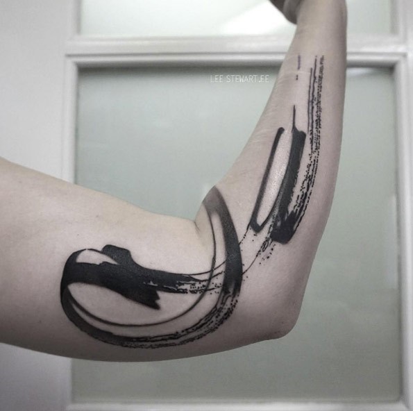 手臂黑色线条简单的饰品纹身图案