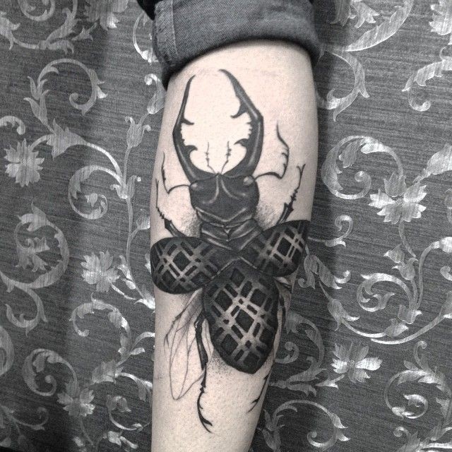 小腿写实风格黑色大飞虫纹身图案