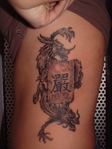 侧肋中国风龙和汉字纹身图案