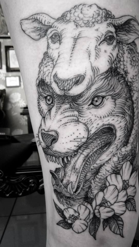 大腿壮观的黑色狼与羊花朵纹身图案