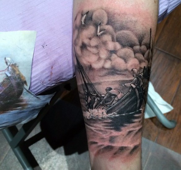 小腿黑灰海面下沉的船纹身图案