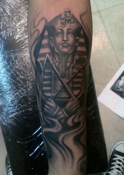 小臂古埃及法老雕像为主题的黑色纹身图案