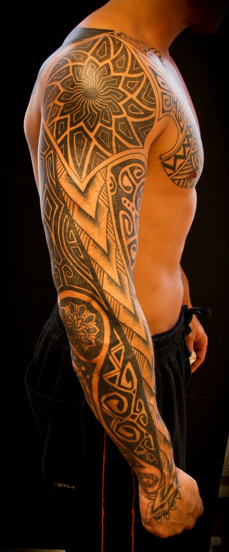 手臂和胸部黑色波利尼西亚饰品纹身图案