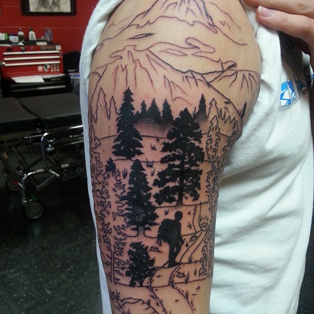 大臂黑色森林山脉个性纹身图案
