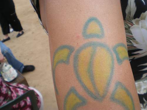 蓝色和黄色的乌龟图腾纹身图案