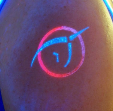 麒麟象征符号荧光纹身图案
