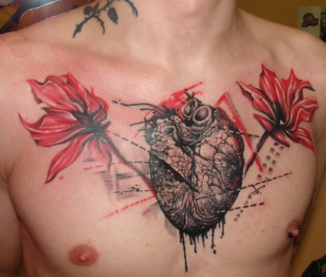 精致的心脏与红色的花朵胸部纹身图案