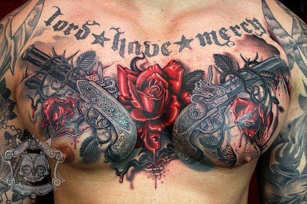 胸部华丽的手枪字母与玫瑰纹身图案