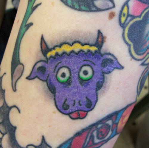 紫色的牛头纹身图案