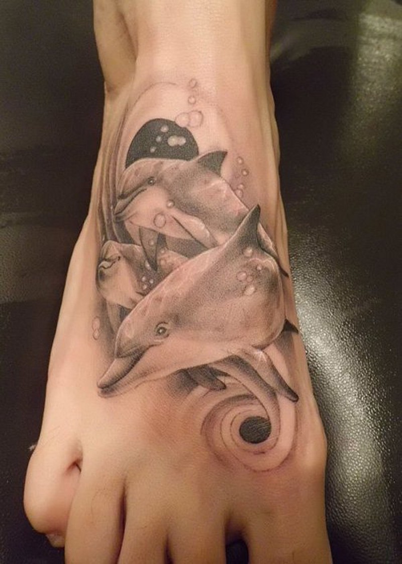 脚背可爱的手绘黑灰海豚纹身图案