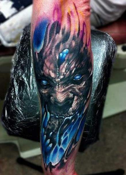 手臂黑色和蓝色恶魔纹身图案