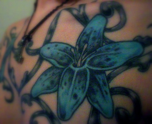 茂盛的蓝色百合花纹身图案