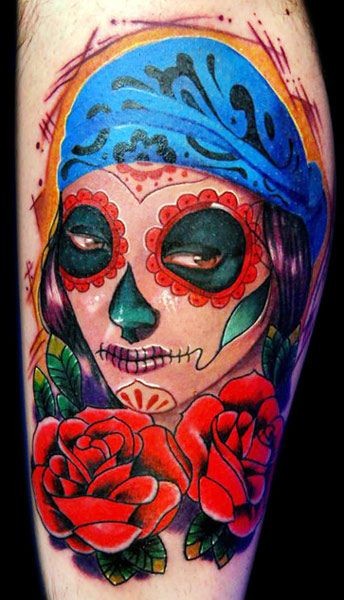 蓝色头巾的死亡女郎和红玫瑰纹身图案
