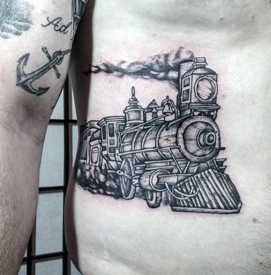 侧肋精美的黑白火车纹身图案
