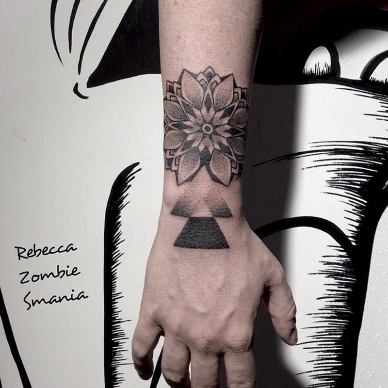 手腕手绘黑白梵花与几何纹身图案