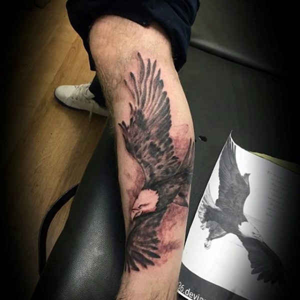 小腿简单的黑色鹰纹身图案