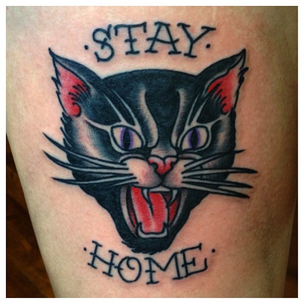黑色的凶恶猫和字母纹身图案