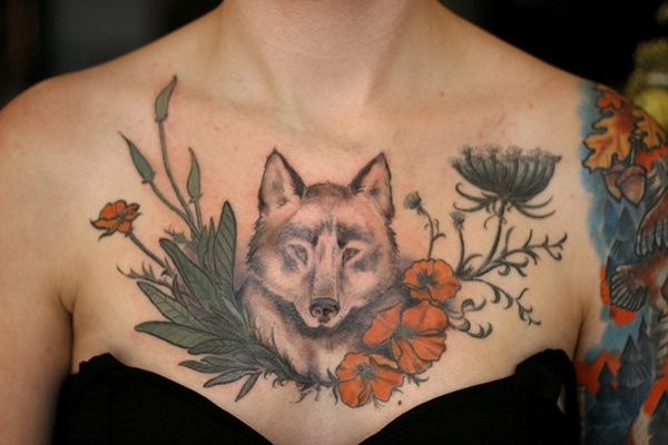 胸部红色的罂粟花和狼头纹身图案
