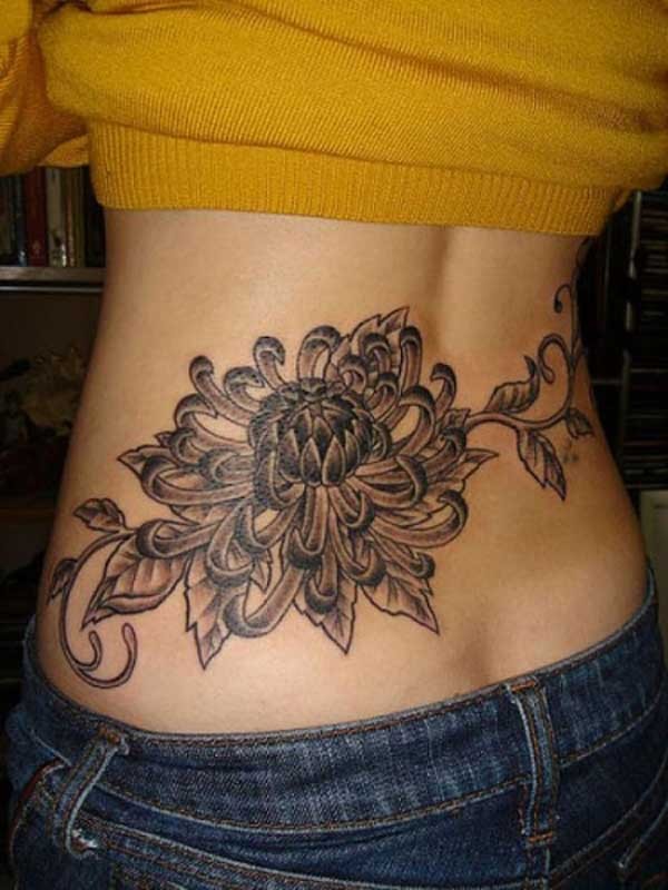 腰部黑灰风格的大菊花纹身图案