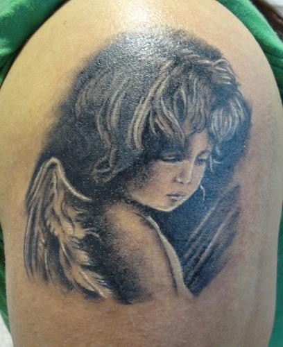 写实的小天使女孩纹身图案