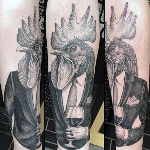 滑稽的黑灰绅士公鸡和酒杯纹身图案