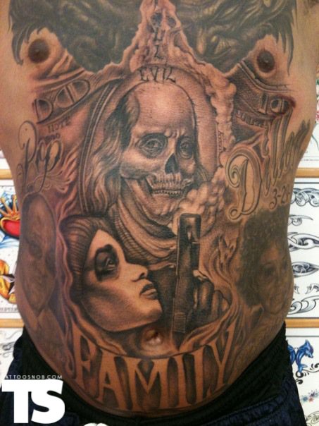 腹部黑色女性手枪和小丑字母纹身图案