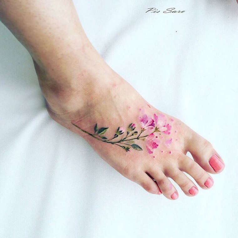 逼真甜美的彩色树枝花朵脚背纹身图案