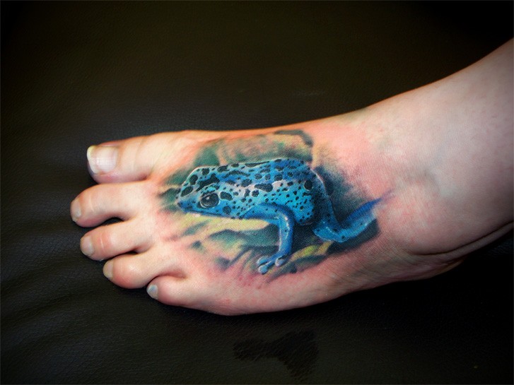 脚背逼真的蓝色有毒青蛙纹身图案