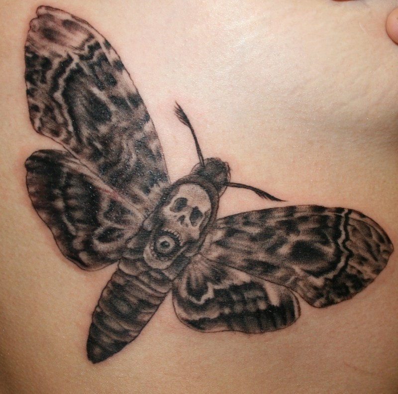 天然黑色蝴蝶与骷髅纹身图案