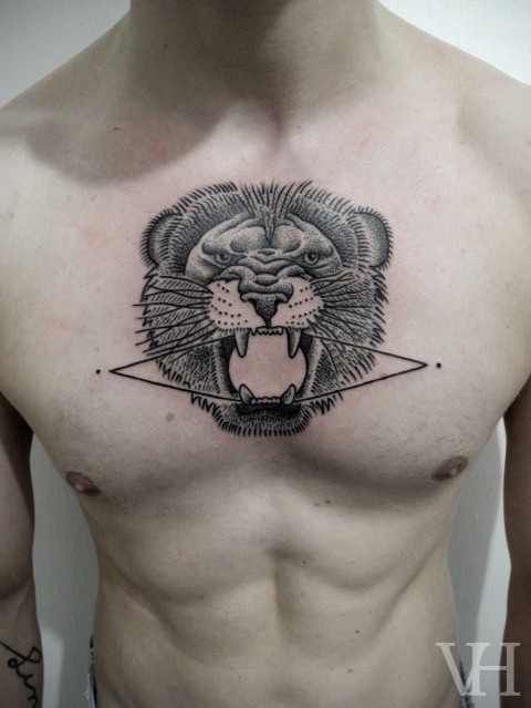 胸部雕刻风格黑色咆哮狮子纹身图案