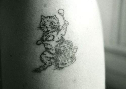 猫在玩鼓纹身图案