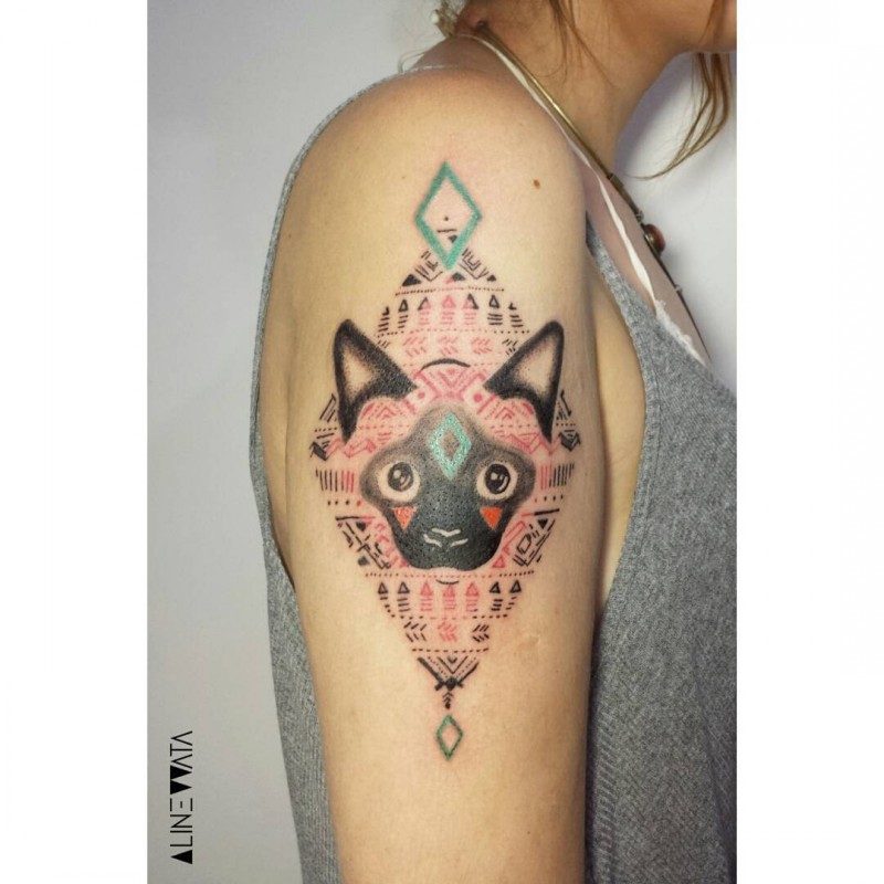 大臂装饰风格的彩色猫与符号纹身图案