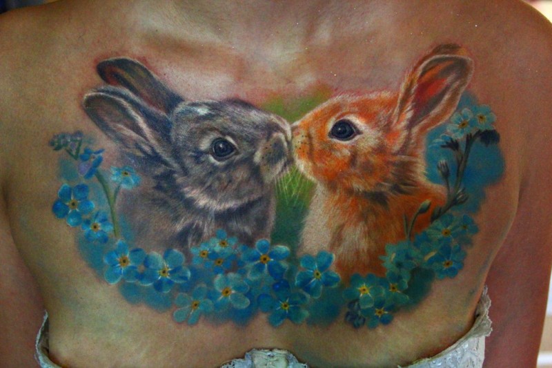 胸部可爱的写实彩色兔子纹身图案