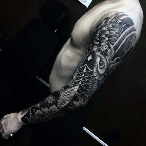 手臂黑白鲤鱼与各种花卉纹身图案