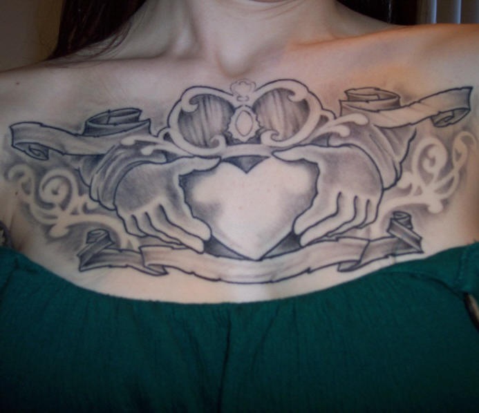 凯尔特友谊标志胸部纹身图案