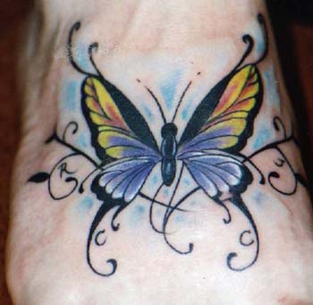脚背黄色和紫色的蝴蝶纹身图案