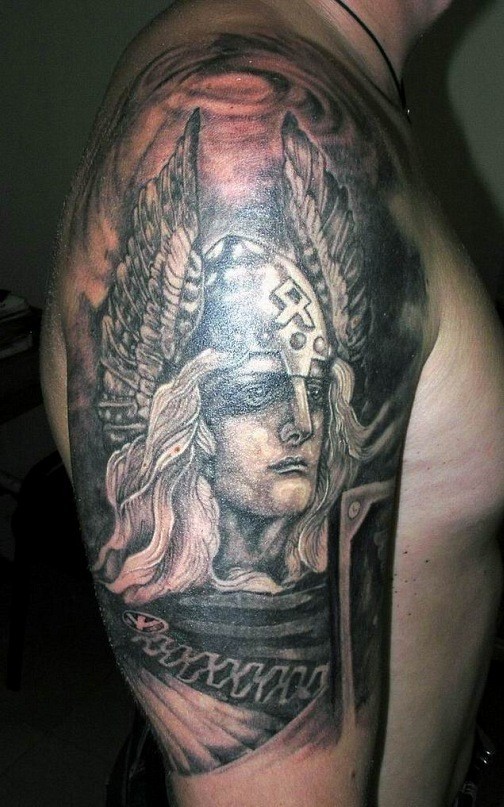 手臂黑白维京战士和羽翼头盔纹身图案