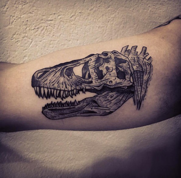 大臂雕刻风格黑色恐龙骨骼纹身图案