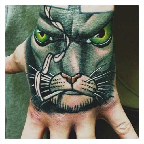 手背绿眼睛猫抽烟纹身图案