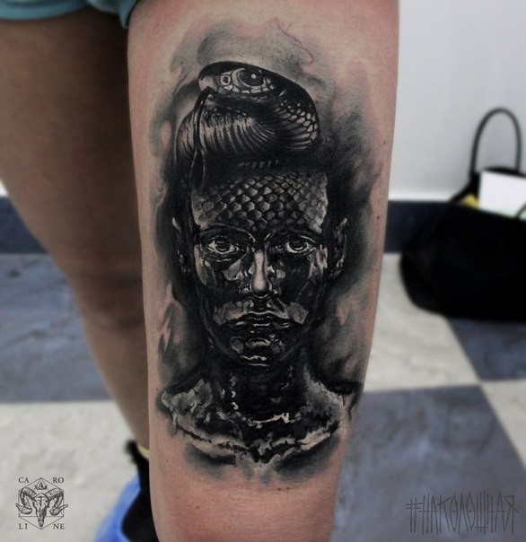 大腿令人印象深刻的黑色女人与蛇结合纹身图案