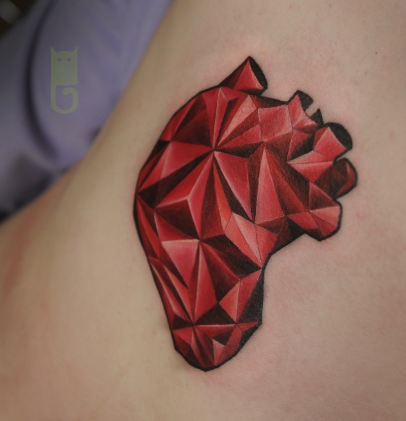 红色和黑色的立体三角形组合心脏纹身图案