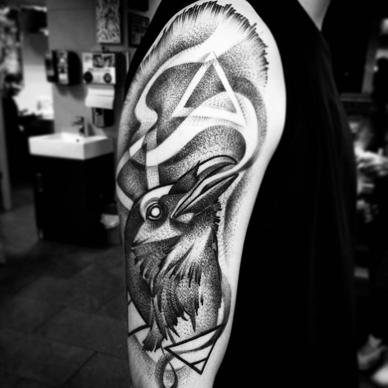 大臂old school黑色乌鸦与神秘三角纹身图案
