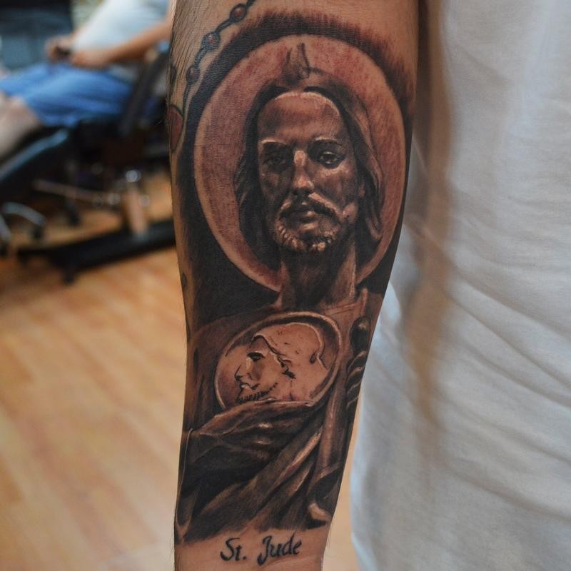 小臂黑灰风格耶稣肖像纹身图案
