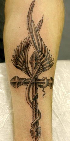 翅膀和十字架黑色纹身图案