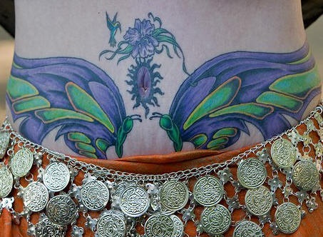 腹部美丽的蓝色和绿色花朵与蝴蝶纹身图案