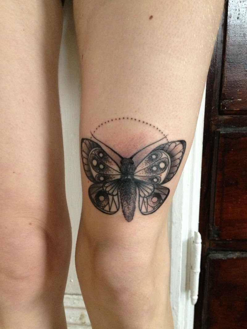 大腿彩色点刺蝴蝶纹身图案